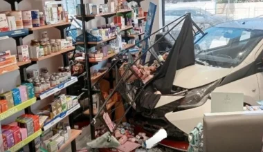 Τροχαίο στη Νέα Μάκρη: Αυτοκίνητο ηλικιωμένης «μπούκαρε» σε φαρμακείο (φώτο)