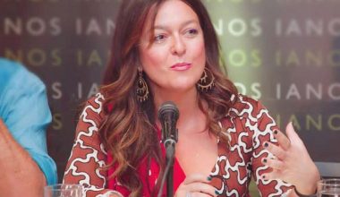 «Είναι γλυκός σαν ζαχαρούχο γάλα – Έχει ερωτική βραχνάδα»: Η υποψήφια του ΠΑΣΟΚ Κ.Σταμούλη αποθέωσε τον Ανδρουλάκη