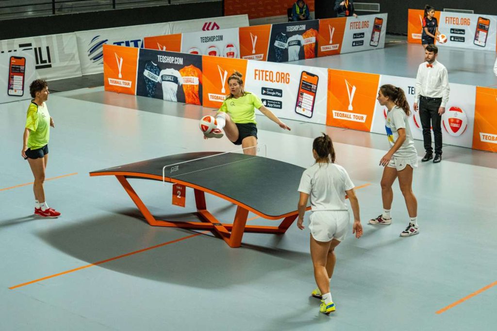 Teqball: Το ποδόσφαιρο που παίζεται πάνω σε ένα κυρτό τραπέζι