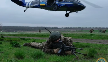 Ρωσικό Geran-4 εναντίον ουκρανικού UH-60 «Black Hawk»: Δείτε ποιο επικράτησε στο αεροδρόμιο Zhulanyi (βίντεο)