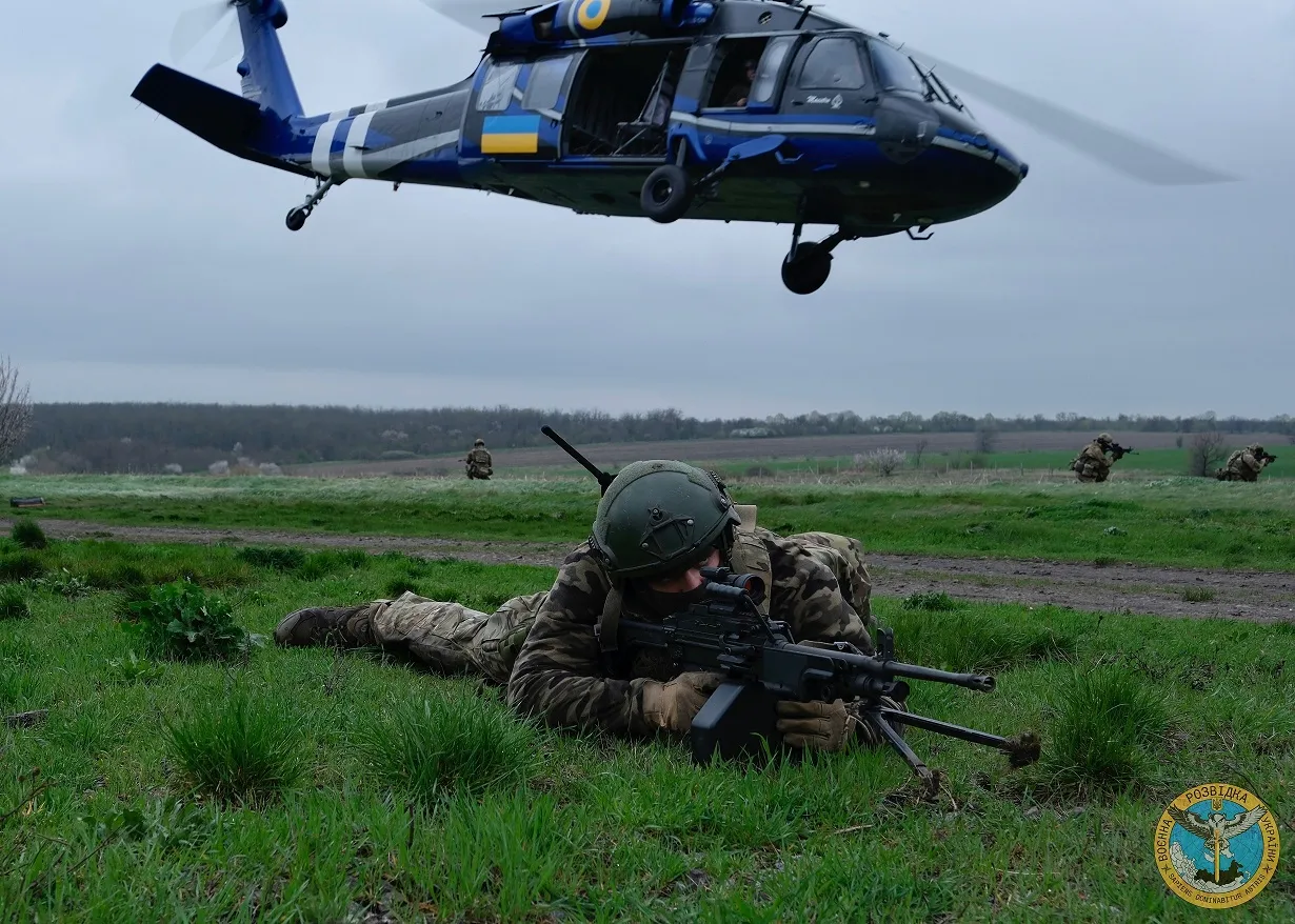 Ρωσικό Geran-4 εναντίον ουκρανικού UH-60 «Black Hawk»: Δείτε ποιο επικράτησε στο αεροδρόμιο Zhulanyi (βίντεο)