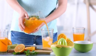 Χυμός φρούτων: Γιατί δεν πρέπει να τον πίνετε με άδειο στομάχι