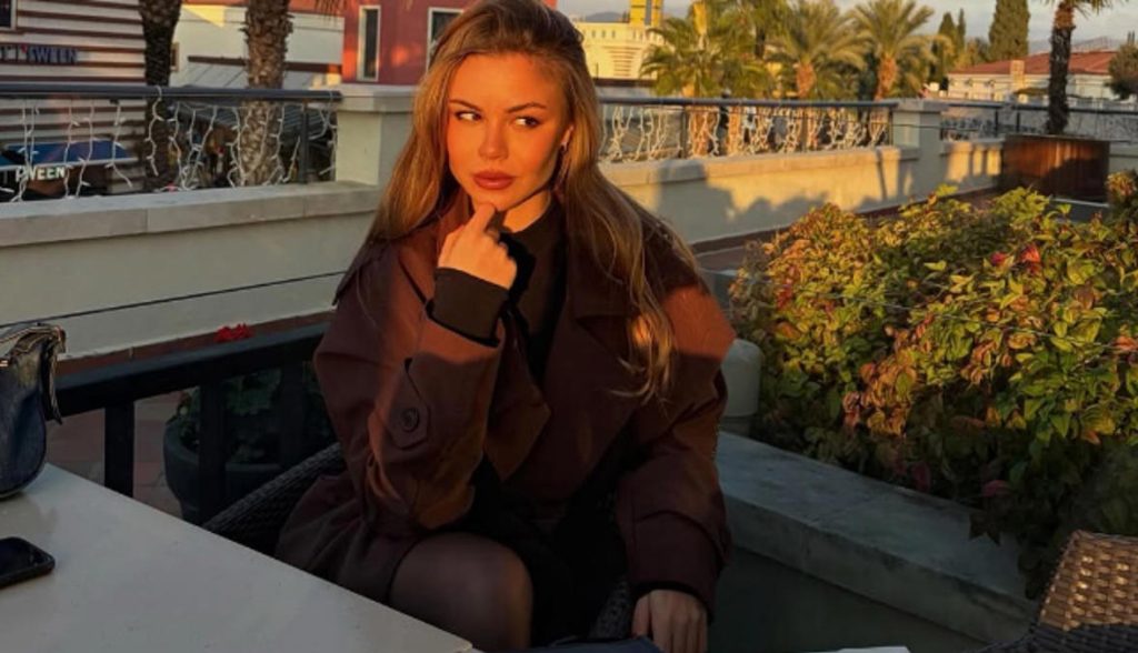 Ζεϊνέπ Μενστάν: Στον πάγκο της Τουργκούτλουσπορ η ξανθιά καλλονή – Γιατί επιλέχθηκε αντί των ανδρών (φωτο)