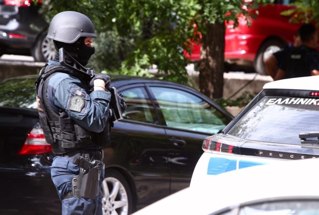 Γιώργος Μαζωνάκης: Με τέσσερις φάκελους και μία σακούλα με στοιχεία έφυγε το «ελληνικό FBI» από το ιατρείο