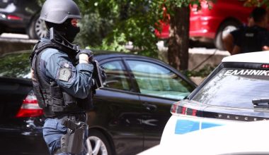 Γιώργος Μαζωνάκης: Με τέσσερις φάκελους και μία σακούλα με στοιχεία έφυγε το «ελληνικό FBI» από το ιατρείο