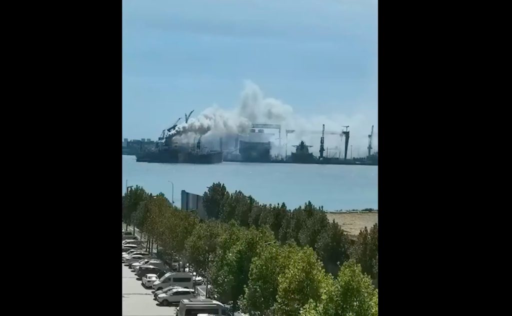 Κίνα: Φωτιά σε φορτηγό πλοίο – Τουλάχιστον 20 νεκροί και πέντε αγνοούμενοι (βίντεο)