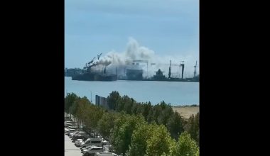 Κίνα: Φωτιά σε φορτηγό πλοίο – Τουλάχιστον 20 νεκροί και πέντε αγνοούμενοι (βίντεο)