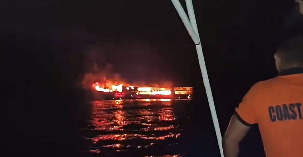 Νέο βίντεο από το φλεγόμενο επιβατηγό πλοίο στις Φιλιππίνες – Δεκάδες οι αγνοούμενι