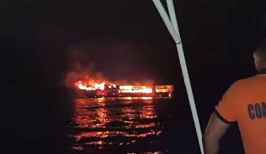 Νέο βίντεο από το φλεγόμενο επιβατηγό πλοίο στις Φιλιππίνες – Δεκάδες οι αγνοούμενι
