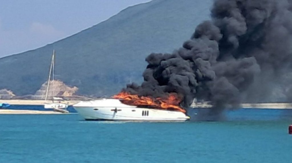 Λευκάδα: Στις φλόγες «τυλίχθηκε» ιταλική θαλαμηγός – Καλά στην υγεία τους οι τρεις επιβαίνοντες (βίντεο)