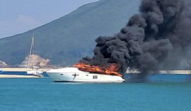 Λευκάδα: Στις φλόγες «τυλίχθηκε» ιταλική θαλαμηγός – Καλά στην υγεία τους οι τρεις επιβαίνοντες (βίντεο)