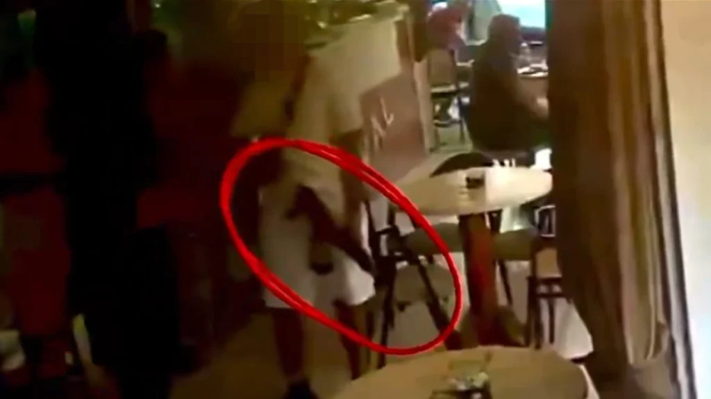Αλβανία: Λογομάχησαν με ανήλικο σερβιτόρο και εκείνος φώναξε φίλους του με καλάσνικοφ στην καφετέρια! (βίντεο)