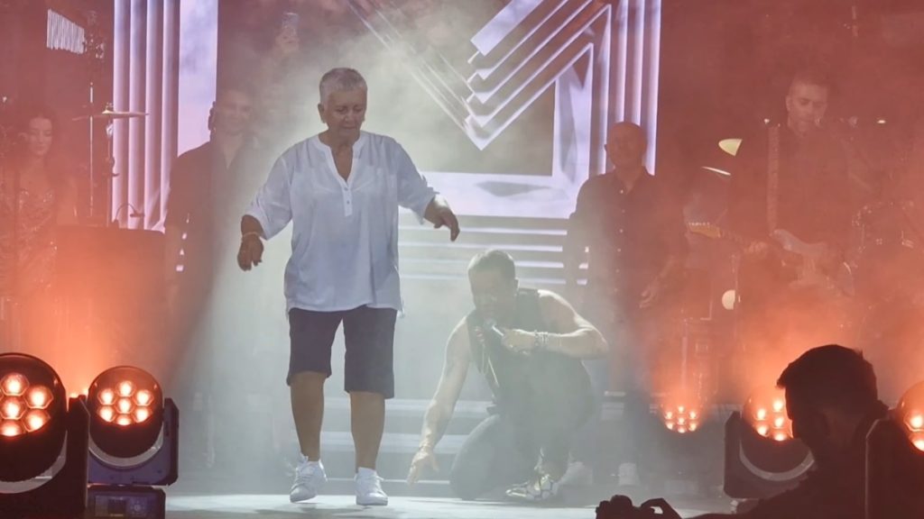 Όταν η μητέρα του Γιώργου Μαζωνάκη είχε χορέψει το «Ώρες Μικρές» σε συναυλία του στο Κατράκειο (βίντεο)
