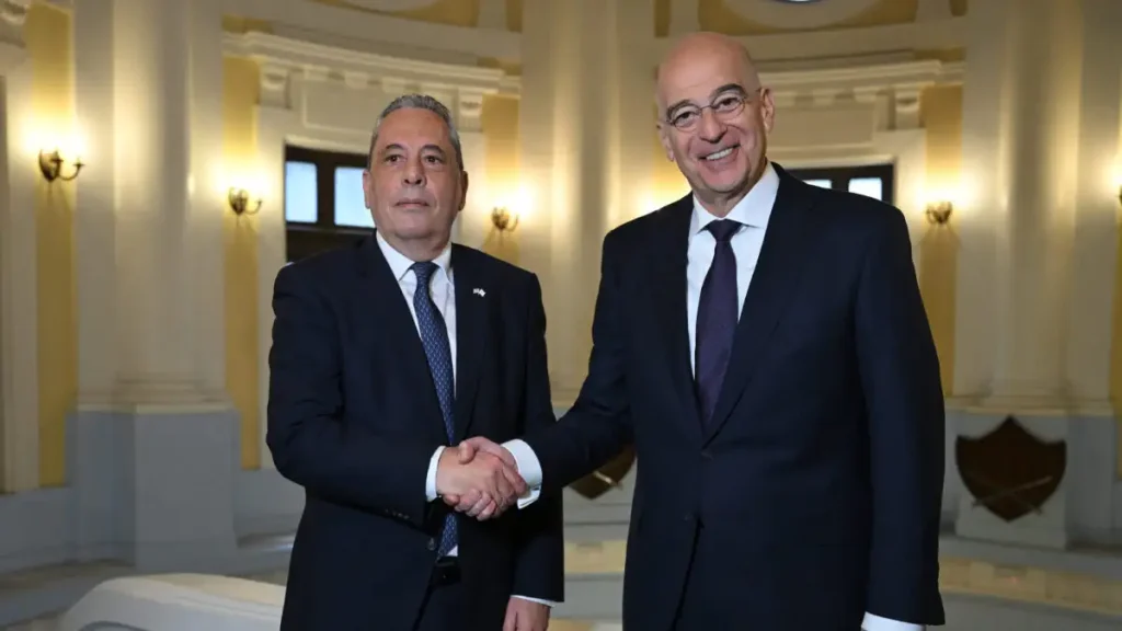 Συνάντηση Ν.Δένδια με τον Κύπριο ΥΠΑΜ: «Ελλάδα και Κύπρος στέκονται η μία δίπλα στην άλλη»