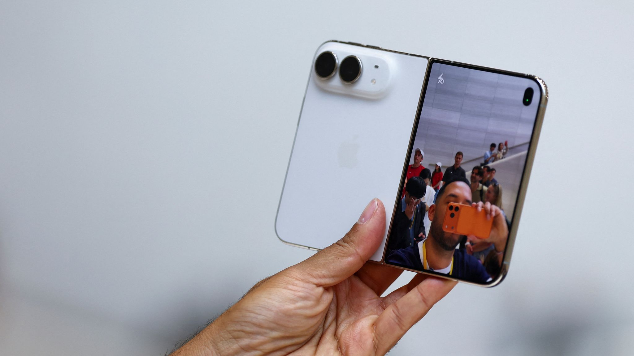 iPhone Duo: Η Apple έσπασε το ρεκόρ τιμής – Η έκδοση που θα φτάσει τα 4.000 ευρώ