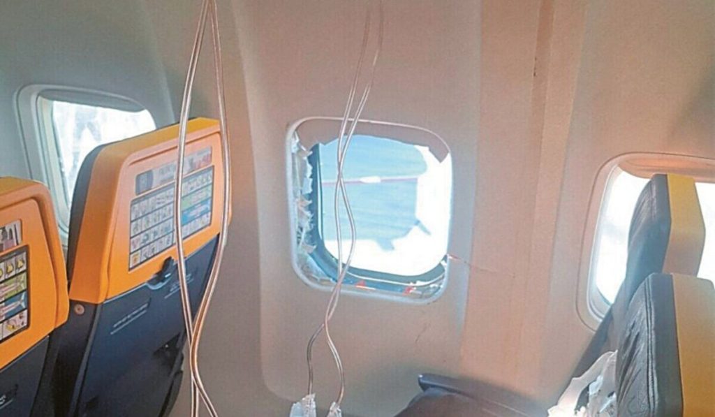«Δεν βγήκε από τα παράθυρο»: Η απάντηση της Ryanair στους ισχυρισμούς του επιβάτη που τραυματίστηκε σε πτήση