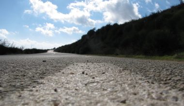Ο δρόμος όπου η κατηφόρα μοιάζει με ανηφόρα: Η παράξενη ψευδαίσθηση που μπερδεύει τον εγκέφαλο