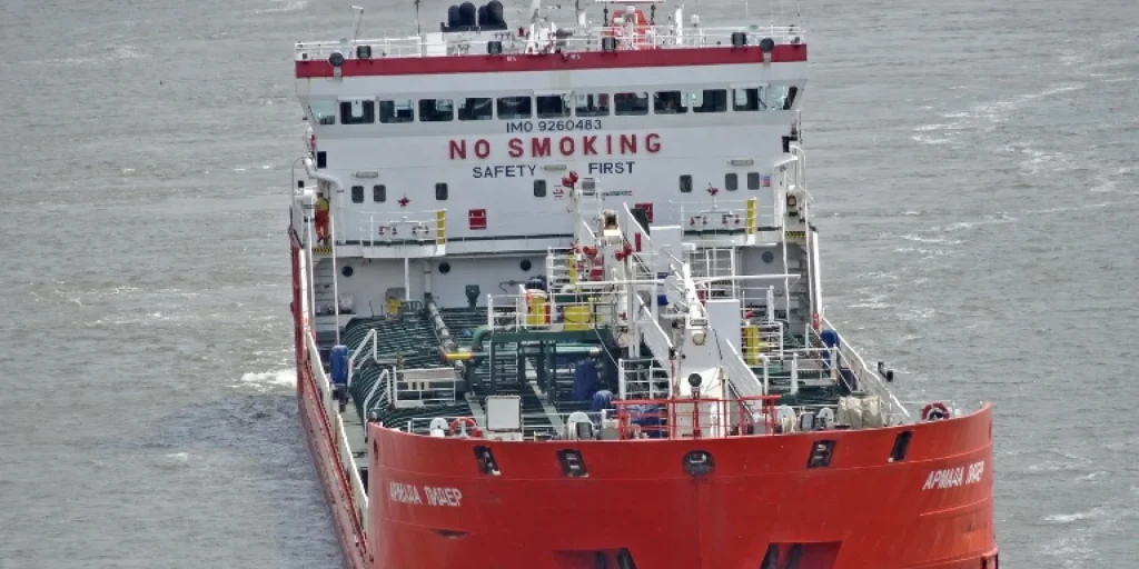 Ουκρανικά drones κτύπησαν το ρωσικό τάνκερ «Armada Leader» ανοιχτά του Σότσι (βίντεο)