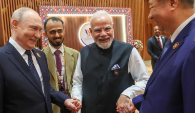 Σύνοδος των BRICS: Ν.Μόντι, Β.Πούτιν και Σι Τζινπίνγκ κρατιούνται «χέρι – χέρι» – Δείτε φωτογραφία
