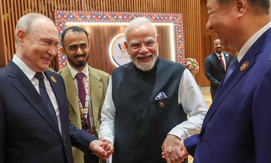 Σύνοδος των BRICS: Ν.Μόντι, Β.Πούτιν και Σι Τζινπίνγκ κρατιούνται «χέρι – χέρι» – Δείτε φωτογραφία