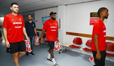 Η ξεχωριστή επίσκεψη των παικτών του Ολυμπιακού στην Παιδοογκολογική Μονάδα της Λευκωσίας (φώτο)