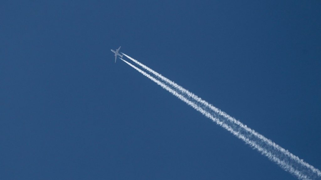 Δείτε τι είναι οι λευκές γραμμές που αφήνουν τα αεροπλάνα στον ουρανό – Κάποιες μένουν για ώρες