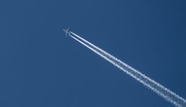 Δείτε τι είναι οι λευκές γραμμές που αφήνουν τα αεροπλάνα στον ουρανό – Κάποιες μένουν για ώρες