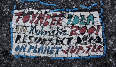 Το μυστήριο των Toynbee Tiles – Τα παράξενα μηνύματα που εμφανίστηκαν στους δρόμους πολλών πόλεων