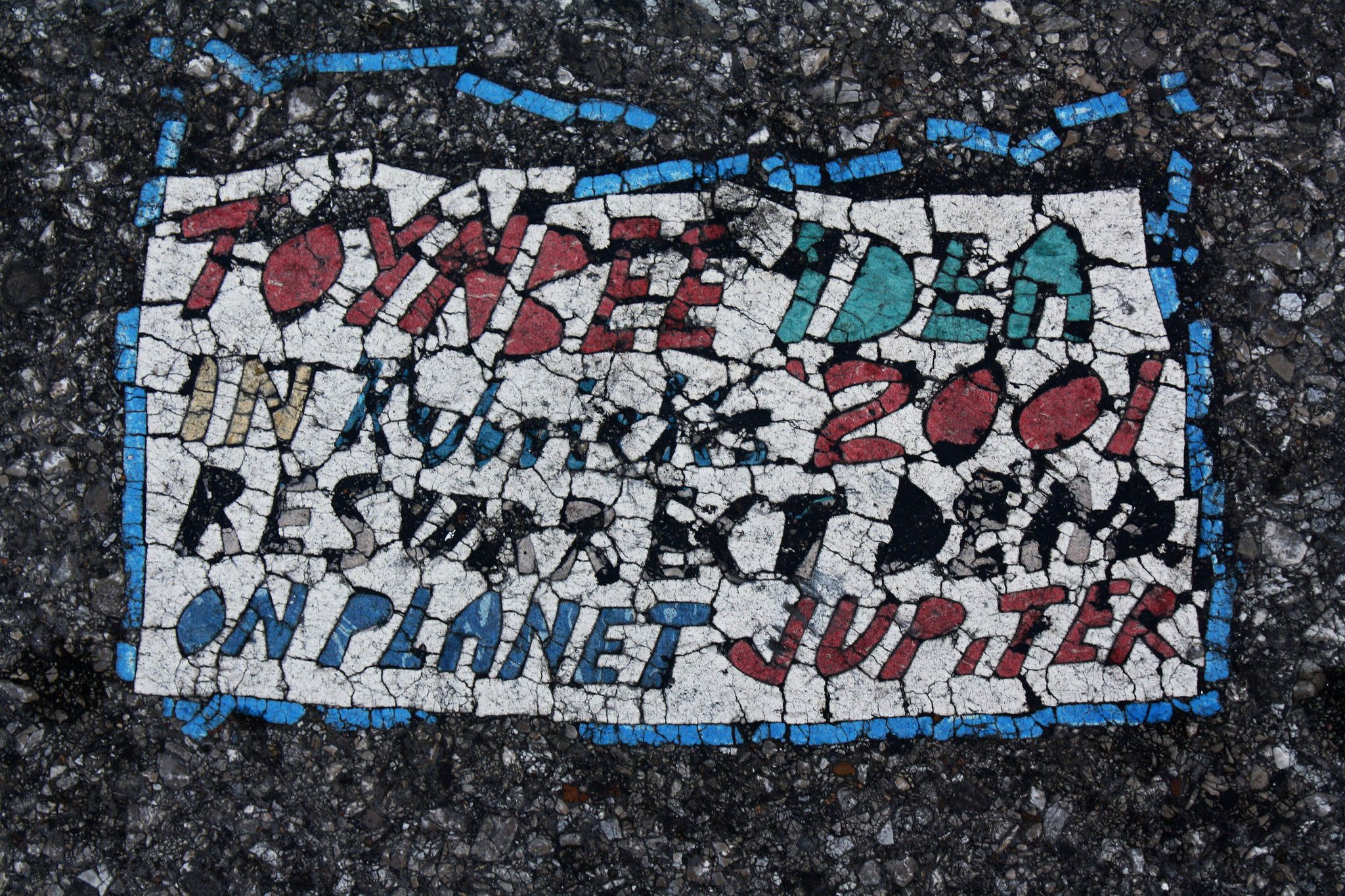 Το μυστήριο των Toynbee Tiles – Τα παράξενα μηνύματα που εμφανίστηκαν στους δρόμους πολλών πόλεων