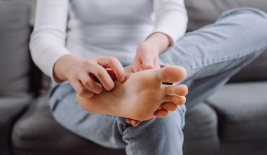 Γιατί μουδιάζουν τα πόδια μας όταν καθόμαστε πολύ ώρα – Τι συμβαίνει στο σώμα