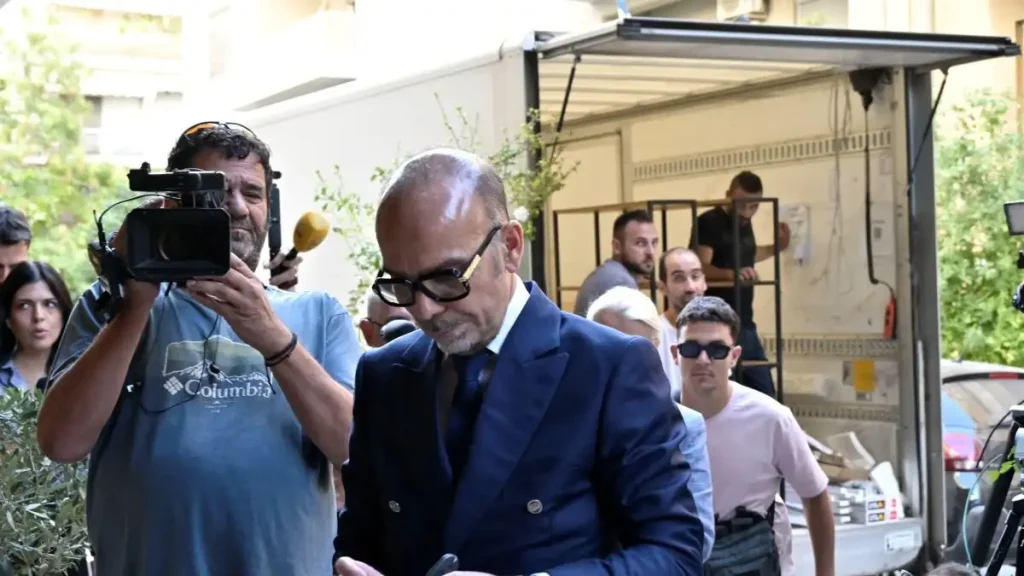 «Υπάρχει ο Θεός και κάτω από τον Θεό είμαι εγώ»: Τι καταγγέλλει κόρη ασθενούς για τον Ηλία Θεοδωρόπουλο