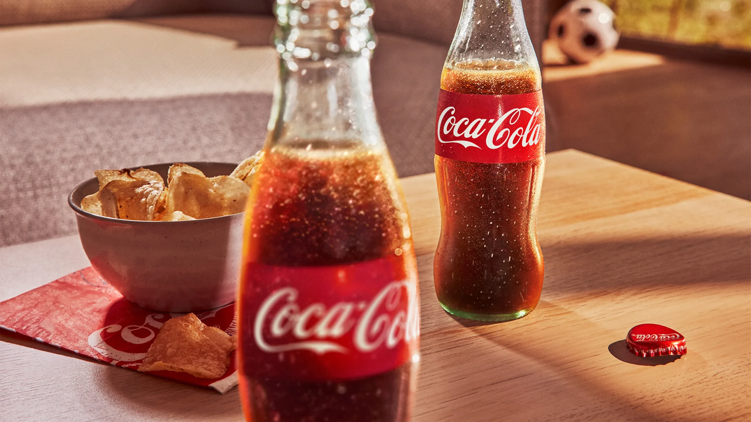 Γιατί η Coca-Cola και άλλα αναψυκτικά έχουν διαφορετική γεύση σε γυάλινο μπουκάλι και κουτάκι