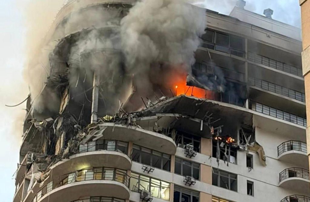 Η τενίστρια Νταγιάνα Γιαστρέμσκα δείχνει το κατεστραμμένο, από βομβαρδισμό, σπίτι της στην Οδησσό (βίντεο)
