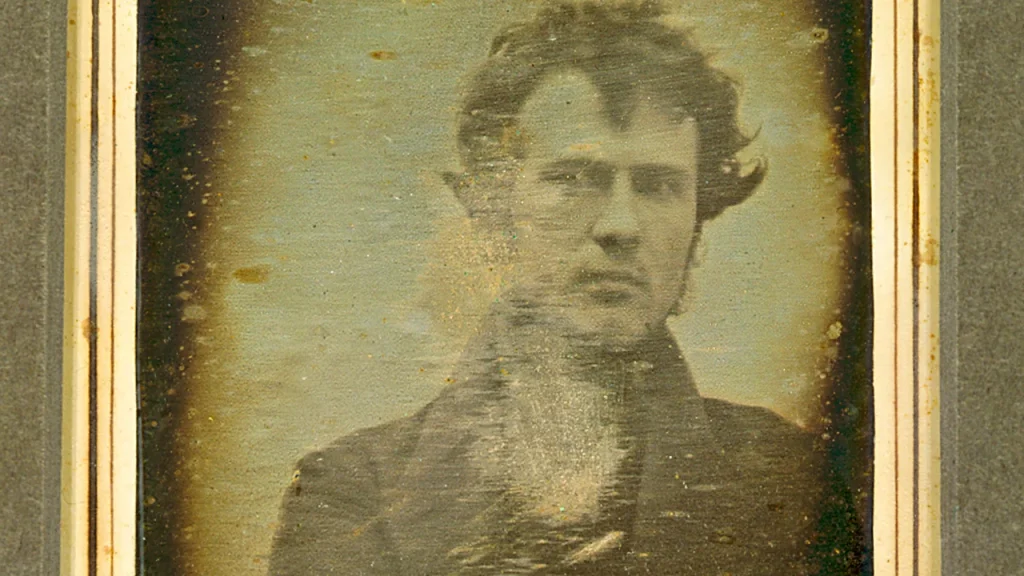 Η πρώτη selfie στην ιστορία τραβήχτηκε το 1839 – Ο Ρόμπερτ Κορνήλιους έμεινε ακίνητος για έως 15 λεπτά!