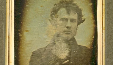 Η πρώτη selfie στην ιστορία τραβήχτηκε το 1839 – Ο Ρόμπερτ Κορνήλιους έμεινε ακίνητος για έως 15 λεπτά!