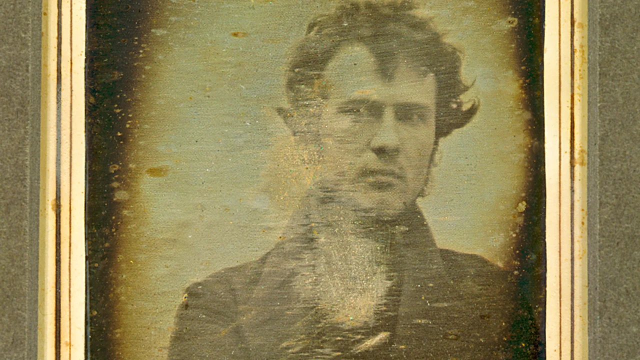 Η πρώτη selfie στην ιστορία τραβήχτηκε το 1839 – Ο Ρόμπερτ Κορνήλιους έμεινε ακίνητος για έως 15 λεπτά!