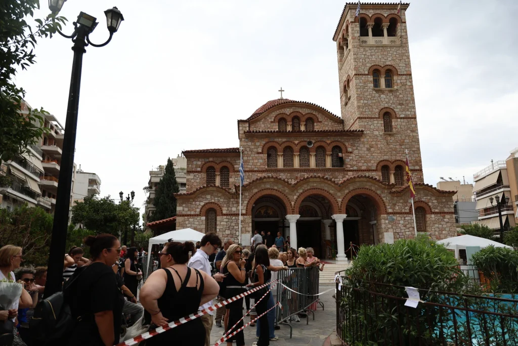 Γιώργος Μαζωνάκης: Πλήθος κόσμου στη Νίκαια – Με τραγούδια και λουλούδια ο αποχαιρετισμός (βίντεο) (upd)