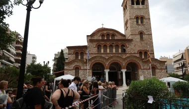 Γιώργος Μαζωνάκης: Πλήθος κόσμου στη Νίκαια – Με τραγούδια και λουλούδια ο αποχαιρετισμός (βίντεο) (upd)