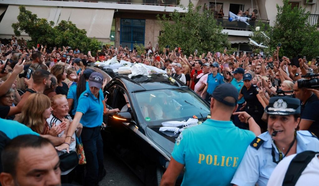 Σκηνές αρχαίας τραγωδίας στην Αγία Τριάδα Νίκαιας: Συντετριμμένη η οικογένεια του Γ.Μαζωνάκη (βίντεο)