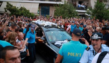 Σκηνές αρχαίας τραγωδίας στην Αγία Τριάδα Νίκαιας: Συντετριμμένη η οικογένεια του Γ.Μαζωνάκη (βίντεο)