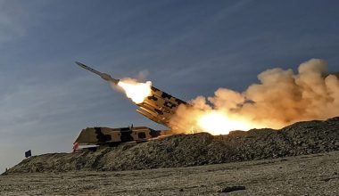 Τάνκερ επιχείρησε να περάσει τα Στενά του Ορμούζ παρά τις ιρανικές προειδοποιήσεις και χτυπήθηκε από πύραυλο