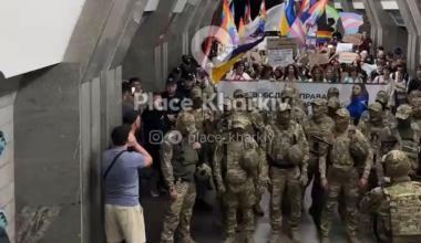 Σάλος στην Ουκρανία: Γκέι άνδρες του ουκρανικού Στρατού κάνουν πορεία στο Μετρό του Χαρκόβου (βίντεο)