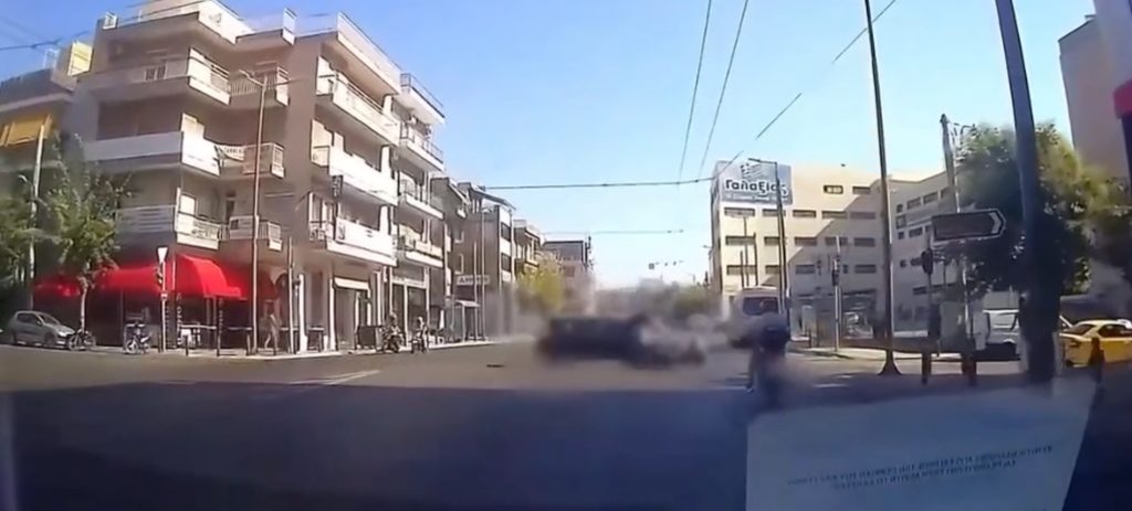Βίντεο ντοκουμέντο από τη σύγκρουση αυτοκινήτου με μοτοσικλέτα στον Κολωνό