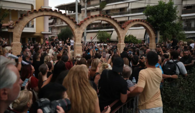 Άγριος ξυλοδαρμός επιδειξία έξω από τον ναό στην αγρυπνία για τον Γ.Μαζωνάκη – Τον πήραν σηκωτό (βίντεο)