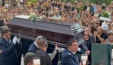Γιώργος Μαζωνάκης: Η συγκλονιστική στιγμή που μπαίνει το φέρετρό του στην εκκλησία – Δείτε βίντεο