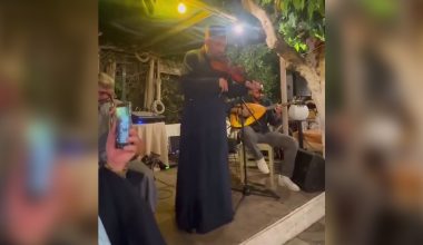 Γιώργος Μαζωνάκης: Ο παπά Στρατής τον αποχαιρέτησε με το βιολί που είχε αφήσει για χάρη της Εκκλησίας (βίντεο)