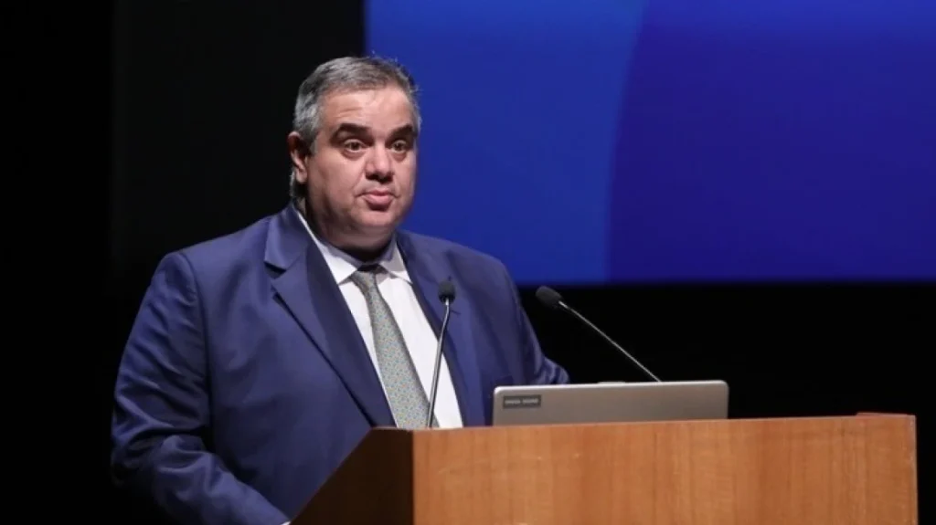 Β.Σπανάκης: «Δεν καταλαβαίνω γιατί πέσατε να φάτε τον κ. Μαρινάκη» – Υπέρ της μείωσης του επιδόματος ανεργίας
