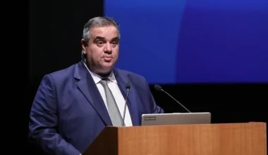 Β.Σπανάκης: «Δεν καταλαβαίνω γιατί πέσατε να φάτε τον κ. Μαρινάκη» – Υπέρ της μείωσης του επιδόματος ανεργίας