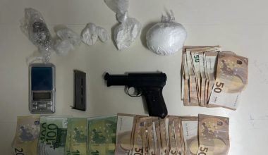 Χειροπέδες σε 67χρονο Έλληνα και 39χρονο αλλοδαπό στην Αθήνα για διακίνηση κοκαΐνης (φωτο)
