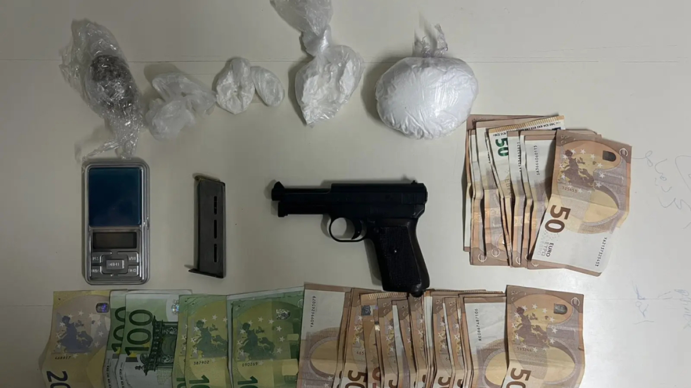 Χειροπέδες σε 67χρονο Έλληνα και 39χρονο αλλοδαπό στην Αθήνα για διακίνηση κοκαΐνης (φωτο)
